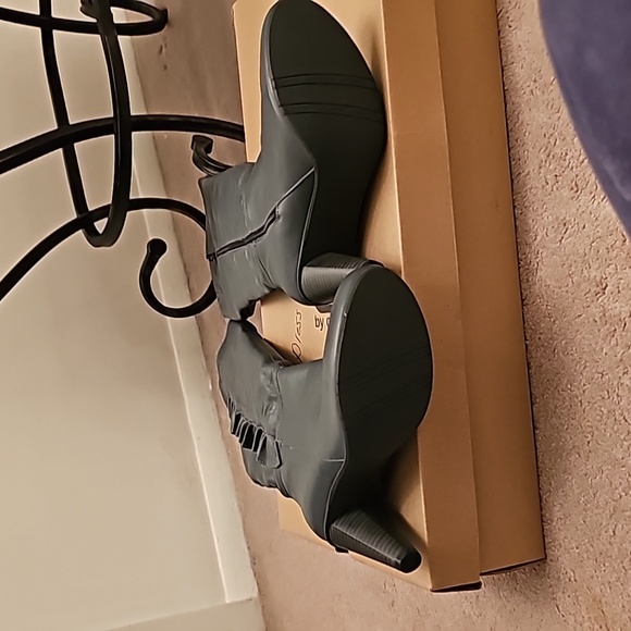 DARK GRAY KNEE HIGH LEATHER SIDE RUFFLE BOOTS - Picture 3 of 6